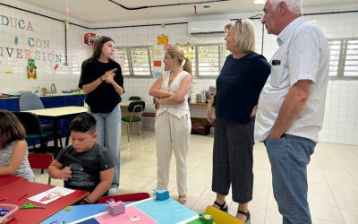 El presidente de la Coordinadora Alternativas y May Gallego visitan la ludoteca de Palmones.
